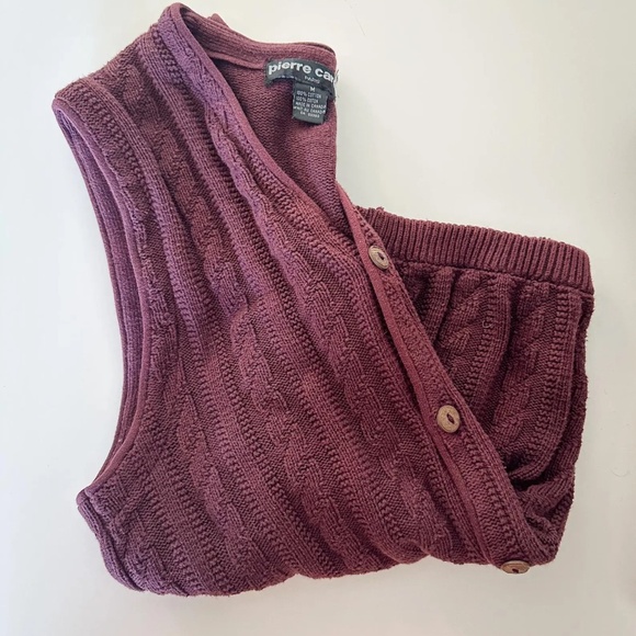https://www.etsy.com/ca/listing/1792906158/vintage-pierre-cardin-burgundy-knitte - Picture 4 of 5